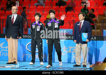 (L à R) Masataka Morizono, Jun Mizutani (JPN), le 12 décembre 2014 - Tennis de Table : GAC Group 2014 World Tour de l'ITTF des grandes finales au stade couvert, Huamark Bangkok, Thaïlande © YUTAKA/AFLO SPORT/Alamy Live News Banque D'Images