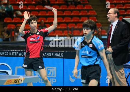 (L à R) Jun Mizutani, Masataka Morizono (JPN), le 12 décembre 2014 - Tennis de Table : GAC Group 2014 World Tour de l'ITTF des grandes finales au stade couvert, Huamark Bangkok, Thaïlande © YUTAKA/AFLO SPORT/Alamy Live News Banque D'Images