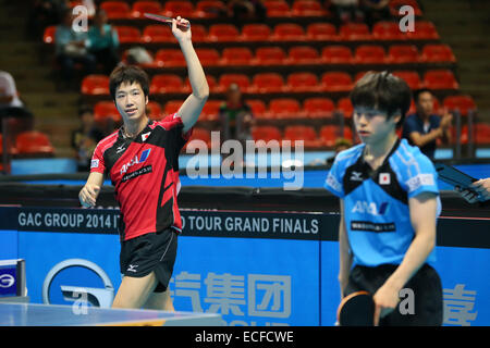 (L à R) Jun Mizutani, Masataka Morizono (JPN), le 12 décembre 2014 - Tennis de Table : GAC Group 2014 World Tour de l'ITTF des grandes finales au stade couvert, Huamark Bangkok, Thaïlande © YUTAKA/AFLO SPORT/Alamy Live News Banque D'Images