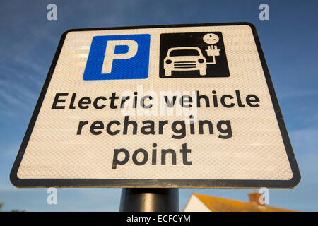 Une station de recharge de véhicules électriques sur un parking à Largs, Northumberland, Angleterre. Banque D'Images