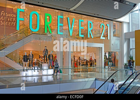 Forever 21 chaîne américaine de détaillants de vêtements des passants dans l'intérieur de Westfield Shopping mall Westfield Stratford City Newham East London England UK Banque D'Images