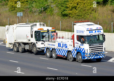 Lourd hgv Scania panne dépanneuse déplacer un camion blanc Veolia poubelle poubelle poubelle poubelle poubelle poubelle camion camion de camion de la route d'autoroute M25 Angleterre Royaume-Uni Banque D'Images