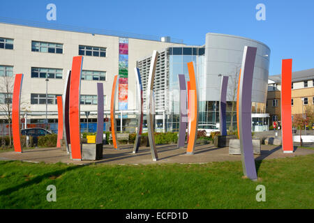 Vue extérieure de l'entrée principale et de la façade moderne Broomfield National Health Service hôpital un bâtiment NHS à Chelmsford Essex Angleterre Banque D'Images