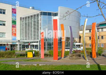 Jardin en face de l'entrée principale de l'hôpital moderne de santé Broomfield NHS Chelmsford Essex Angleterre Banque D'Images