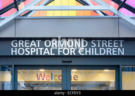 Fermez les panneaux de bienvenue au-dessus de l'entrée du NHS Great Ormond Street Hospital for Children ou DE GOSH à Bloomsbury Camden Londres, Angleterre Banque D'Images