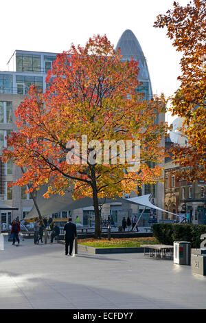 Évêques Square à Spitalfields aux couleurs de l'automne sur les arbres et au-delà de la tour Gherkin Banque D'Images