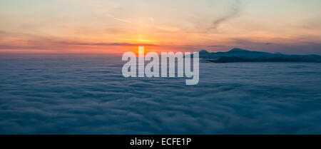 Montagne au-dessus des nuages. L'Ukraine Banque D'Images