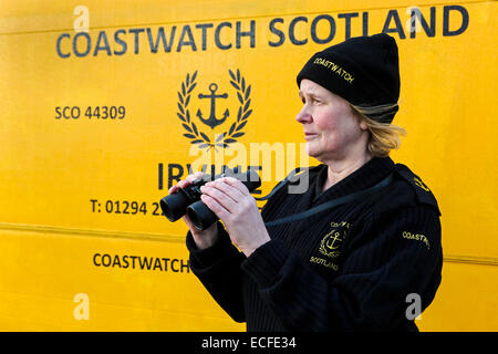 Plage d'Irvine, Ayrshire, Scotland, UK. 13 Décembre, 2014. Le premier week-end après la récente tempête, les membres bénévoles de la patrouille de surveillance côtière écossais beach à Irvine, Ayrshire pour assurer la sécurité du public et de les avertir des zones potentiellement dangereuses et les marées. La récente de hautes vagues et bombe météorologique sur la côte d'Ayrshire et maintenant les gens sont venus à pied de la rive. Coastwatch est une organisation composée de volontaires et il a une relation de travail avec les gardes-côtes et d'autres services d'urgence. Credit : Findlay/Alamy Live News Banque D'Images