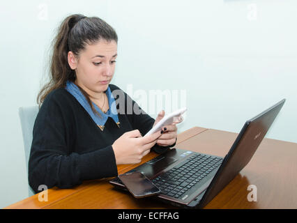 Étudier, jouer, apprendre, s'informer avec les nouvelles technologies. Banque D'Images