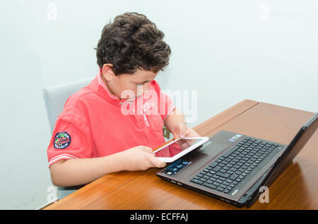 Étudier, jouer, apprendre, s'informer avec les nouvelles technologies. Banque D'Images