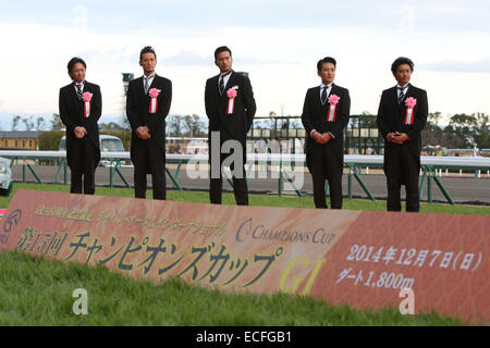 Aichi, Japon. 7 Décembre, 2014. TOKIO les courses de chevaux : Les présentateurs les membres de tokio (L-R) Shigeru Joshima, Masahiro Matsuoka, Tomoya Nagase, Taichi Kokubun et Tatsuya Yamaguchi au cours de la cérémonie de la victoire après la Coupe des Champions à Chukyo Racecourse à Aichi, Japon . © Eiichi Yamane/AFLO/Alamy Live News Banque D'Images