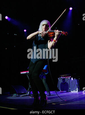 13 déc., 2014 - Las Vegas, Nevada, États-Unis - Violoniste ANNA BULBROOK de 'l'Airborne Toxic Event' effectue X107.5 de 'chaos' concert à l'intérieur de l'établissement Hard Rock Hotel & Casino. (Crédit Image : © Marcel Thomas/Zuma sur le fil) Banque D'Images