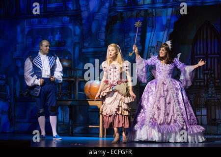 L-R : Tim Vine que des boutons, Amy Lennox comme Cendrillon et Linda Gray comme la fée marraine. Répétition générale de la pantomime Cinderella avec Dallas actrice Linda Gray comme la fée marraine au New Wimbledon Theatre. Avec le comédien Tim Vine que des boutons, Matthew Kelly et Matthew Rixon comme les deux Sœurs laides, Wayne dormir comme Dandini, Amy Lennox comme Cendrillon et Liam Doyle comme le prince charmant. Le panto se déroule du 5 décembre 2014 au 11 janvier 2015. Banque D'Images