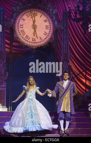 Amy Lennox comme Cendrillon et Liam Doyle comme le prince charmant. Répétition générale de la pantomime Cinderella avec Dallas actrice Linda Gray comme la fée marraine au New Wimbledon Theatre. Avec le comédien Tim Vine que des boutons, Matthew Kelly et Matthew Rixon comme les deux Sœurs laides, Wayne dormir comme Dandini, Amy Lennox comme Cendrillon et Liam Doyle comme le prince charmant. Le panto se déroule du 5 décembre 2014 au 11 janvier 2015. Banque D'Images