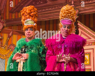 Matthew Kelly et Matthew Rixon comme le vilain soeurs. Répétition générale de la pantomime Cinderella avec Dallas actrice Linda Gray comme la fée marraine au New Wimbledon Theatre. Avec le comédien Tim Vine que des boutons, Matthew Kelly et Matthew Rixon comme les deux Sœurs laides, Wayne dormir comme Dandini, Amy Lennox comme Cendrillon et Liam Doyle comme le prince charmant. Le panto se déroule du 5 décembre 2014 au 11 janvier 2015. Banque D'Images