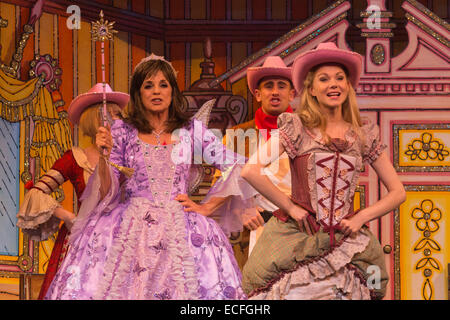 Linda Gray comme la fée marraine et Amy Lennox comme Cendrillon. Répétition générale de la pantomime Cinderella avec Dallas actrice Linda Gray comme la fée marraine au New Wimbledon Theatre. Avec le comédien Tim Vine que des boutons, Matthew Kelly et Matthew Rixon comme les deux Sœurs laides, Wayne dormir comme Dandini, Amy Lennox comme Cendrillon et Liam Doyle comme le prince charmant. Le panto se déroule du 5 décembre 2014 au 11 janvier 2015. Banque D'Images