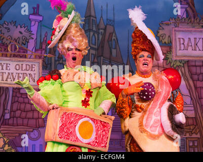 Matthieu Rixon et Matthew Kelly comme Sœurs laides. Répétition générale de la pantomime Cinderella avec Dallas actrice Linda Gray comme la fée marraine au New Wimbledon Theatre. Avec le comédien Tim Vine que des boutons, Matthew Kelly et Matthew Rixon comme les deux Sœurs laides, Wayne dormir comme Dandini, Amy Lennox comme Cendrillon et Liam Doyle comme le prince charmant. Le panto se déroule du 5 décembre 2014 au 11 janvier 2015. Banque D'Images