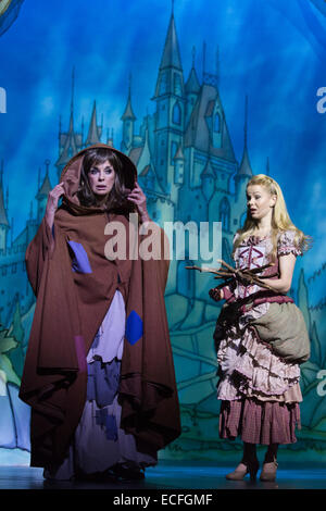 Linda Gray et Amy Lennox. Répétition générale de la pantomime Cinderella avec Dallas actrice Linda Gray comme la fée marraine au New Wimbledon Theatre. Avec le comédien Tim Vine que des boutons, Matthew Kelly et Matthew Rixon comme les deux Sœurs laides, Wayne dormir comme Dandini, Amy Lennox comme Cendrillon et Liam Doyle comme le prince charmant. Le panto se déroule du 5 décembre 2014 au 11 janvier 2015. Banque D'Images