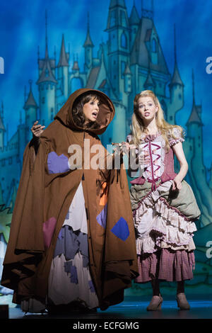 Linda Gray et Amy Lennox. Répétition générale de la pantomime Cinderella avec Dallas actrice Linda Gray comme la fée marraine au New Wimbledon Theatre. Avec le comédien Tim Vine que des boutons, Matthew Kelly et Matthew Rixon comme les deux Sœurs laides, Wayne dormir comme Dandini, Amy Lennox comme Cendrillon et Liam Doyle comme le prince charmant. Le panto se déroule du 5 décembre 2014 au 11 janvier 2015. Banque D'Images