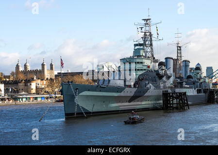 L'ancien croiseur de la Royal Navy le HMS Belfast amarré dans la Tamise, avec la Tour de Londres Angleterre Royaume-Uni UK Banque D'Images