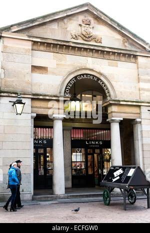 L'extérieur de l'ancien Covent Garden Marché de Fruits et légumes à proximité de la zone West End de Londres Angleterre Royaume-Uni UK Banque D'Images