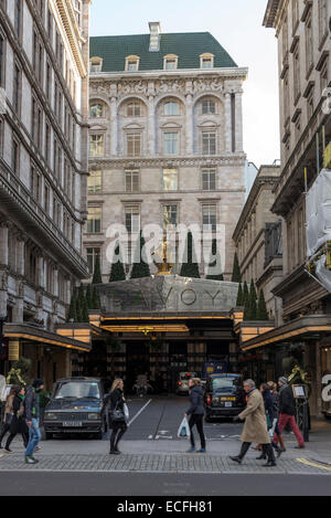 L'entrée principale de l'établissement Savoy Hotel The Strand City of Westminster London Angleterre Royaume-Uni UK Banque D'Images