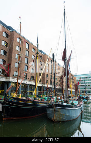 Thames vieux barges et bateaux amarrés dans la marina de St Katharine Docks Tower Hamlets Londres Angleterre Royaume-Uni UK Banque D'Images