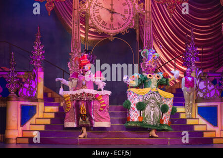 Matthew Kelly et Matthew Rixon laide des soeurs. Répétition générale de la pantomime Cinderella avec Dallas actrice Linda Gray comme la fée marraine au New Wimbledon Theatre. Avec le comédien Tim Vine que des boutons, Matthew Kelly et Matthew Rixon comme les deux Sœurs laides, Wayne dormir comme Dandini, Amy Lennox comme Cendrillon et Liam Doyle comme le prince charmant. Le panto se déroule du 5 décembre 2014 au 11 janvier 2015. Banque D'Images