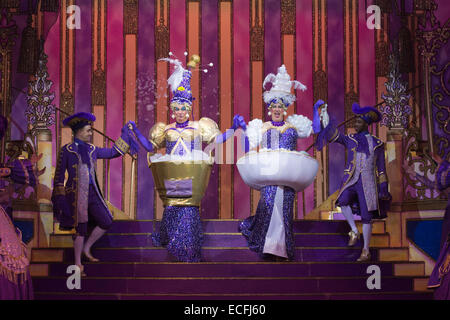 Matthew Kelly et Matthew Rixon laide des soeurs. Répétition générale de la pantomime Cinderella avec Dallas actrice Linda Gray comme la fée marraine au New Wimbledon Theatre. Avec le comédien Tim Vine que des boutons, Matthew Kelly et Matthew Rixon comme les deux Sœurs laides, Wayne dormir comme Dandini, Amy Lennox comme Cendrillon et Liam Doyle comme le prince charmant. Le panto se déroule du 5 décembre 2014 au 11 janvier 2015. Banque D'Images