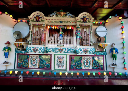 Un orgue mécanique alimenté par un Charles Burrell & Sons 1920 Engin Showmans à moteur de traction "Princess Royal' à Strumpshaw Hall Steam Museum près de Norwich, Norfolk. Banque D'Images