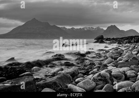 L'cullin hills depuis elgol beach, sur l'île de Skye, Écosse Banque D'Images