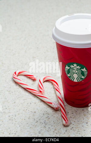 L'ouragan l'Utah - Novembre 29 : photo d'une maison de vacances coupe Starbucks de cannes de bonbon sur un comptoir, le 29 novembre 2014 dans Hurr Banque D'Images