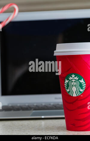 L'ouragan l'Utah - Novembre 29 : photo d'une maison de vacances à côté de tasse Starbucks un ordinateur portable avec une canne de Noël dans l'arrière, Novembe Banque D'Images