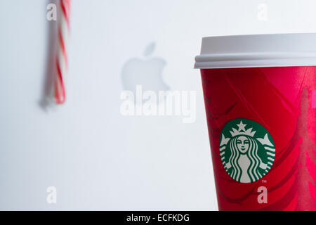 L'ouragan l'Utah - Novembre 29 : photo d'une maison de vacances à côté de tasse Starbucks un ordinateur portable avec une canne de Noël dans l'arrière, Novembe Banque D'Images