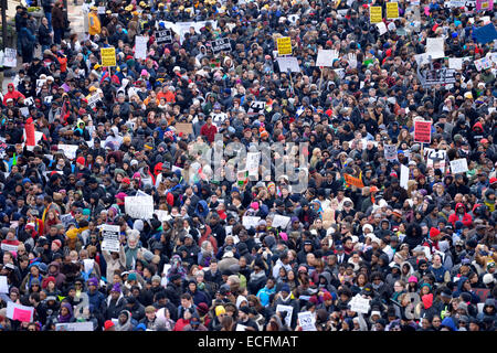 Washington, DC, USA. 13 Décembre, 2014. Les gens le long de Pennsylvania Avenue au Capitole pour protester contre le racisme et la violence policière à Washington, DC, États-Unis, le 13 décembre 2014. © Yin Bogu/Xinhua/Alamy Live News Banque D'Images