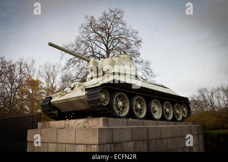 Soviet tank au Monument commémoratif de guerre soviétique, Tiergarten, Berlin Banque D'Images