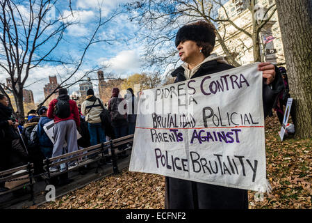 New York, USA. 13 Décembre, 2014. Dix jours après un Grand Jury de Staten Island n'a pas d'accusation à l'agent de police Daniel Pantaleo pour tuer Eric Garner New-yorkais continuent de protester dans le cadre d'une journée nationale de la colère contre la brutalité policière. Credit : Stacy Walsh Rosenstock/Alamy Live News Banque D'Images