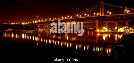 Le tamar bridge at night, entre Devon et Cornwall, England uk Banque D'Images