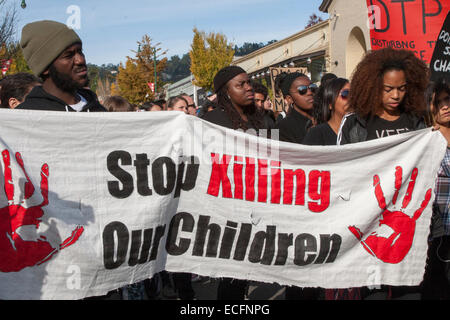 N° BlackLivesMatter protester à Berkeley, en Californie, à l'angle de l'Avenue du Collège et Ashby le Samedi, Décembre 13, 2014. Banque D'Images