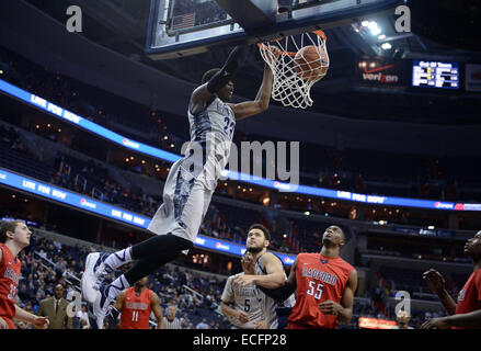 Washington, DC, USA. 13 Décembre, 2014. 20141213 - Georgetown avant Aaron Bowen (23) dunks contre Radford dans la seconde moitié d'un match de basket-ball NCAA au Verizon Center à Washington. Georgetown défait Radford, 76-49. © Chuck Myers/ZUMA/Alamy Fil Live News Banque D'Images