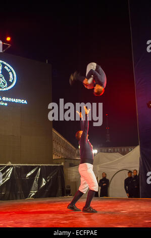 Turin, Italie. 13 Décembre, 2014. Acrobazie del Circo Flic Crédit : Realy Easy Star/Alamy Live News Banque D'Images