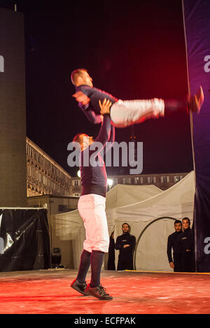 Turin, Italie. 13 Décembre, 2014. Acrobazie del Circo Flic Crédit : Realy Easy Star/Alamy Live News Banque D'Images