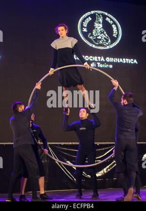 Turin, Italie. 13 Décembre, 2014. Acrobazie del Circo Flic Crédit : Realy Easy Star/Alamy Live News Banque D'Images