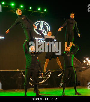 Turin, Italie. 13 Décembre, 2014. Acrobazie del Circo Flic Crédit : Realy Easy Star/Alamy Live News Banque D'Images