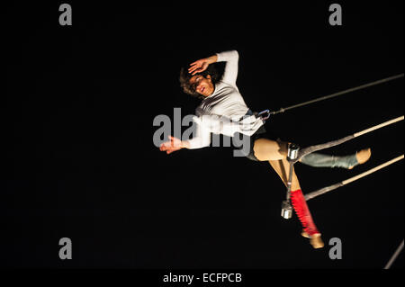 Turin, Italie. 13 Décembre, 2014. Acrobazie del Circo Flic Crédit : Realy Easy Star/Alamy Live News Banque D'Images