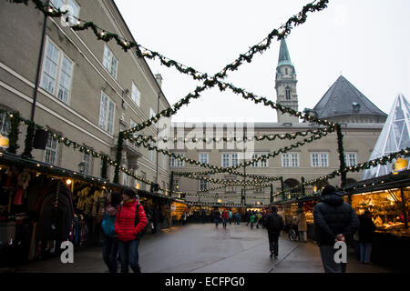 Marché de l'avent de Noël sur l'un des carrés à Salzbourg,Residentplatz Banque D'Images