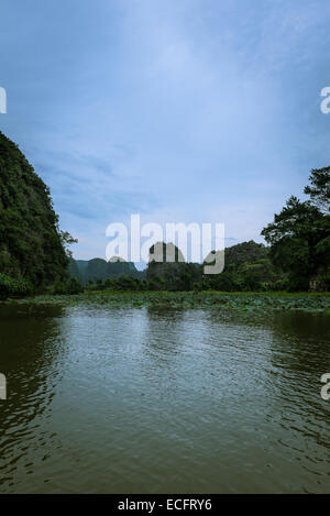 Rivière et Montagne à l'extérieur de Hua Lu, Nord du Vietnam Banque D'Images