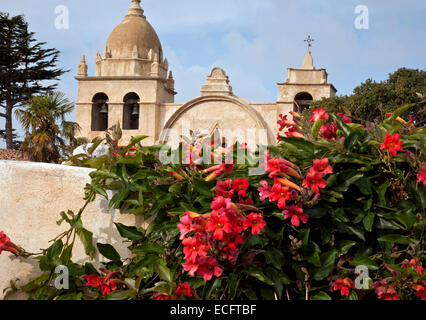 Californie - fleurs fleurissent dans les jardins à l'extérieur de la Mission San Carlos Borromeo Del Rio Carmelo au Carmel-by-the-Sea. Banque D'Images