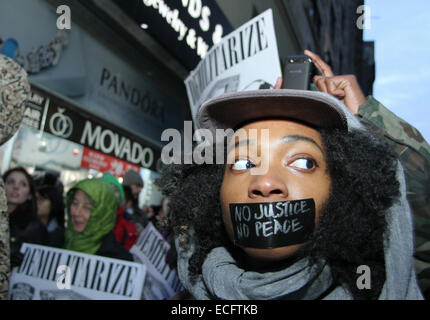 NEW YORK, NEW YORK - 13 DÉCEMBRE : des milliers de manifestants ont défilé jusqu'à la 6e Avenue à Manhattan Midtown pour des millions Mars NYC le 13 décembre 2014. Des milliers ont protesté contre l'usage excessif de la force par les agents de police sur les hommes noirs non armés et le verdict de non-culpabilité prononcé dans l'affaire Eric Garner à Staten Island, New York. (Photo par Sean Drakes/Alamy) Banque D'Images