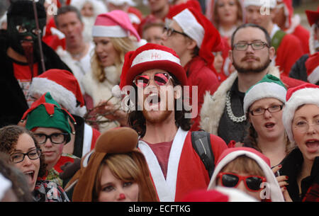 Vancouver. 13 Décembre, 2014. Des centaines de gens habillés en Père Noël et ses aides' convient à prendre part à la SantaCon 2014 à Vancouver, Canada, du 15 au13 mars 2014. SantaCon est chaque année un rassemblement de masse de gens habillés en costumes Père Noël défilant publiquement dans les villes à travers le monde. © Sergei Bachlakov/Xinhua/Alamy Live News Banque D'Images